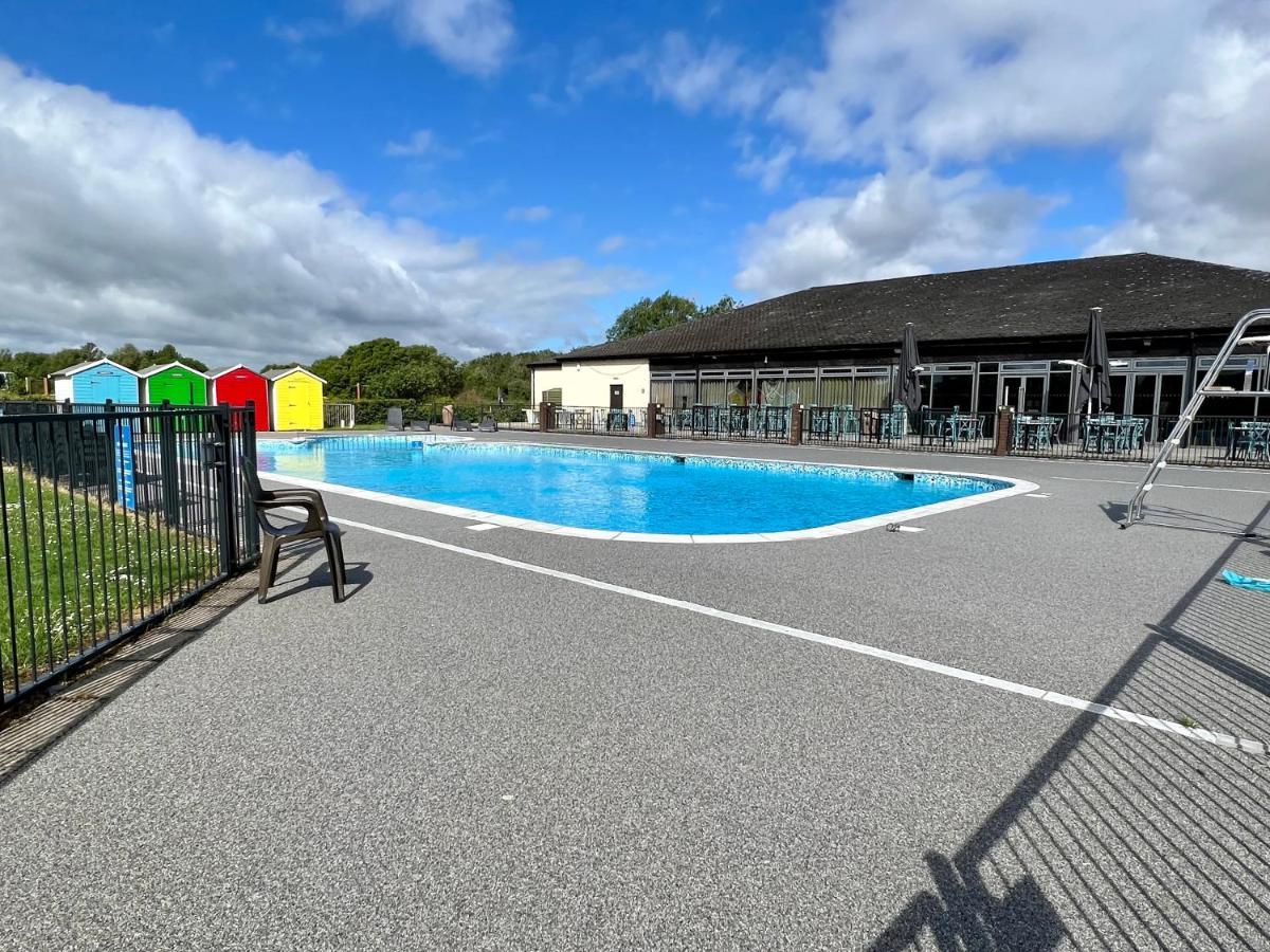 Paws Lodge, Hot Tub, Pet Friendly South Cerney Dış mekan fotoğraf